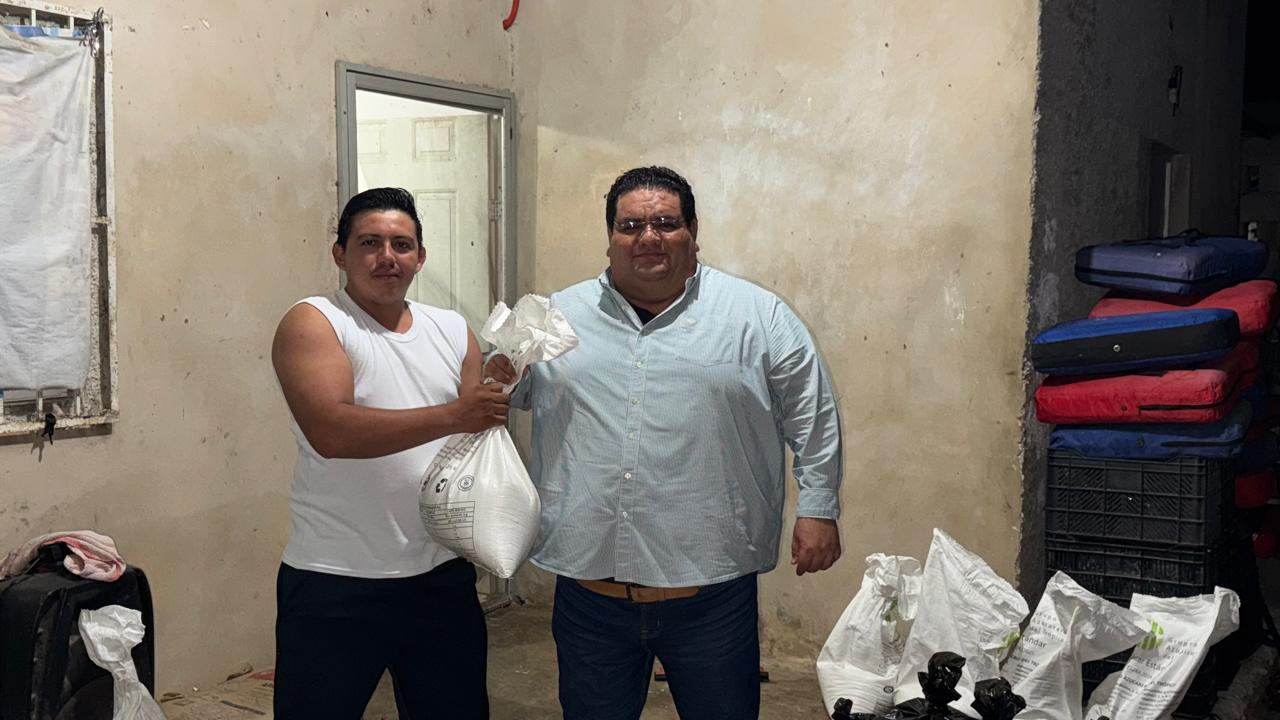 Dip. Paco Rosas dando apoyo a apicultor yucateco.